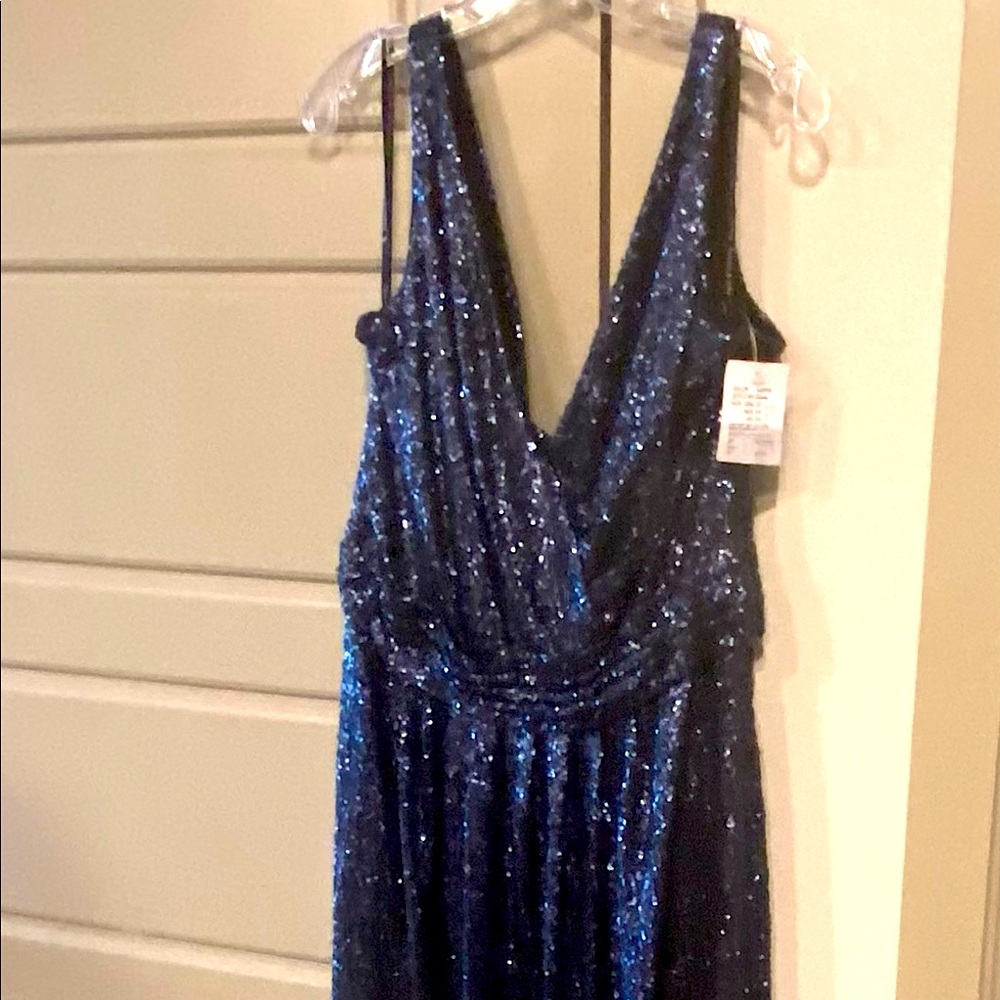 Elegante evening floor length dress, flattering V neck, band on waistline.